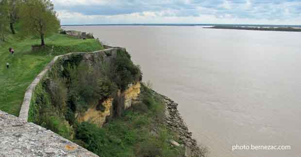 Les eaux de la Gironde, vue vers l'amont depuis la citadelle de Blaye