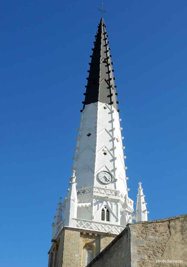 ars-en-ré, le clocher amer de l'église Sain-Etienne