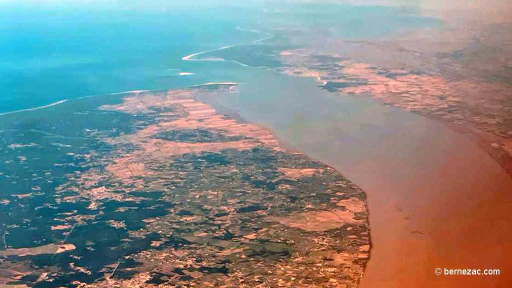 vue aérienne, soleil levant sur l'estuaire de la Gironde