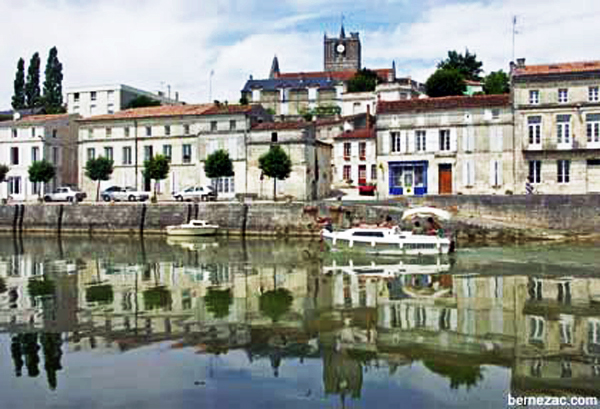 Saint-Savinien-sur-Charente, le quai au pied de l'église