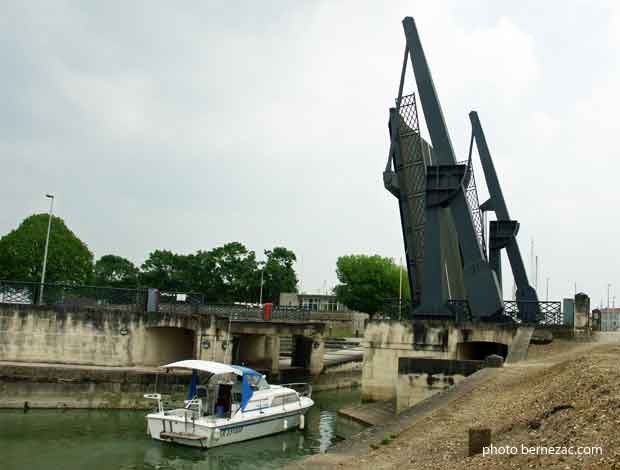 Rochefort, pont levant entre le bassin de Bougainville et le bassin Laperouse
