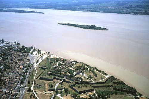 Vue aérienne de la Gironde à la hauteur de Blaye.