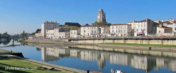 Saintes, la Charente vue depuis la rive droite