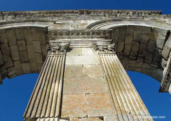 Saintes, le pilier central de l'arc de Germanicus
