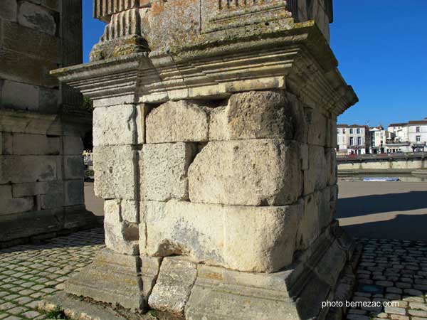 Saintes, arc de Germanicus, base