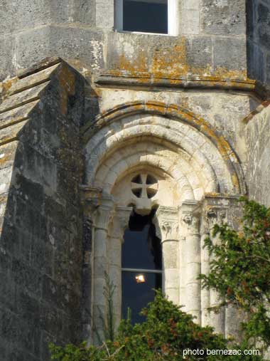 Saint-Palais-sur-Mer, le Vieux Clocher, baie romane
