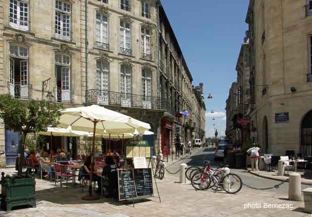 Bordeaux, place du Parlement, direction place de la Bourse