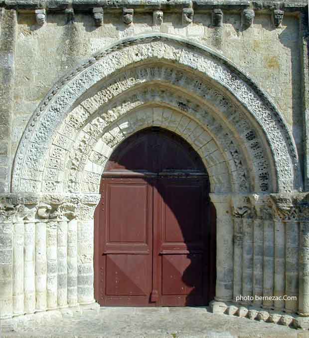 Ars-en-Ré, le porche de l'église Saint-Etienne