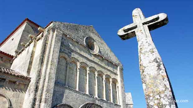 Talmont, église Sainte-Radegonde, façade nord, colonnade et croix de pierre
