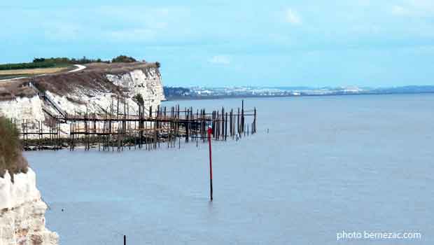 Talmont-sur-Gironde, les carrelets de la falaise du Caillaud après la tempête de décembre 1999.