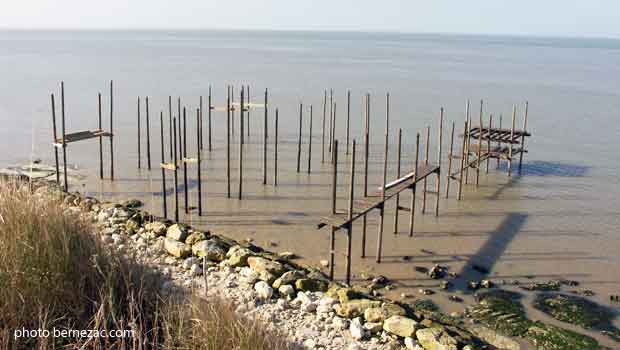 Talmont-sur-Gironde, reconstruction des carrelets de la falaise du Caillaud détruits par la tempête de décembre 1999.