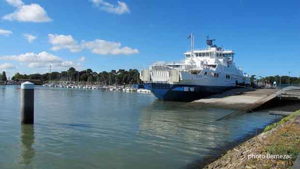 Le bac ferry Royan Royan - Le Verdon, à quai au Verdon