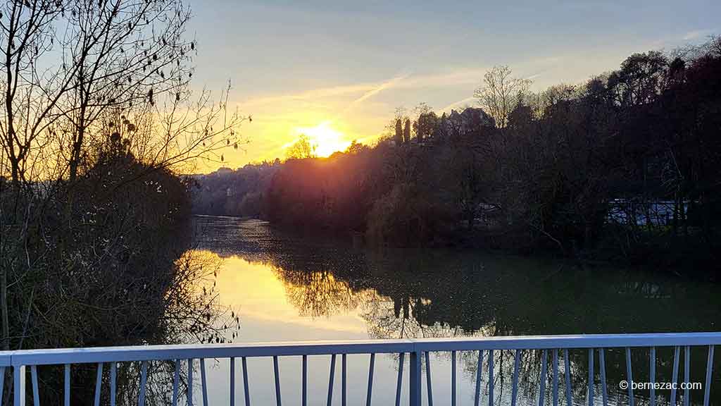 poitiers coucher de soleil sur le Clain au Moulin Apparent