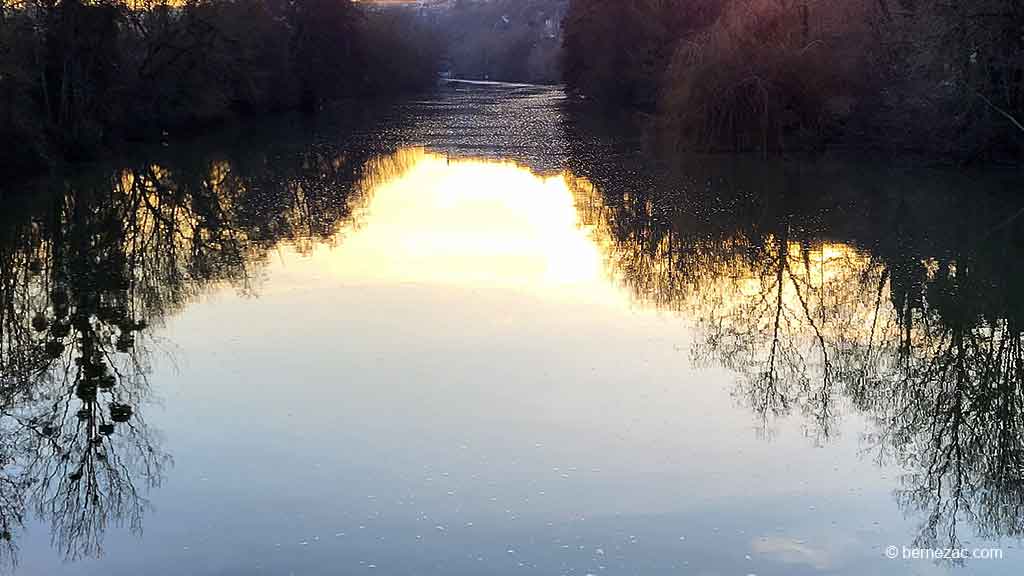 poitiers coucher de soleil sur le Clain au Moulin Apparent