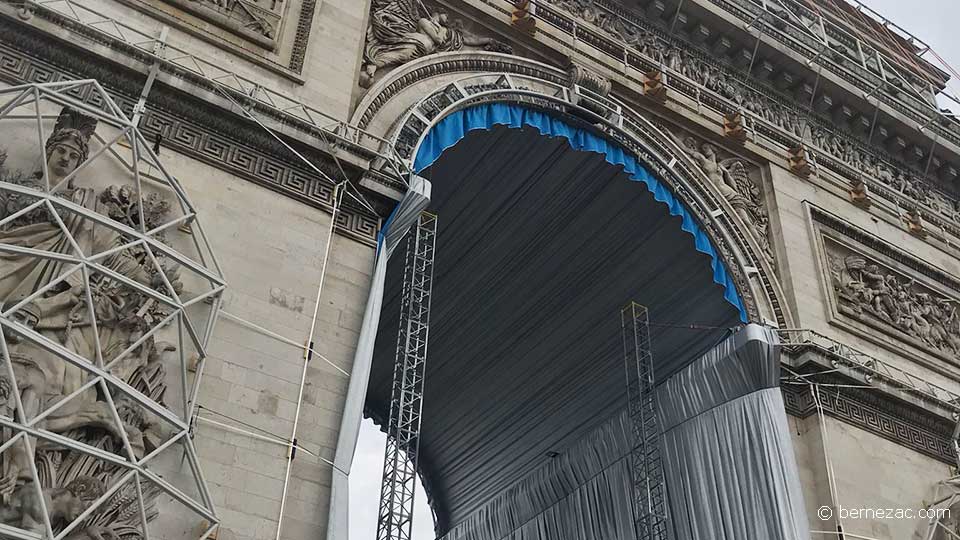 Paris arc de triomphe Christo