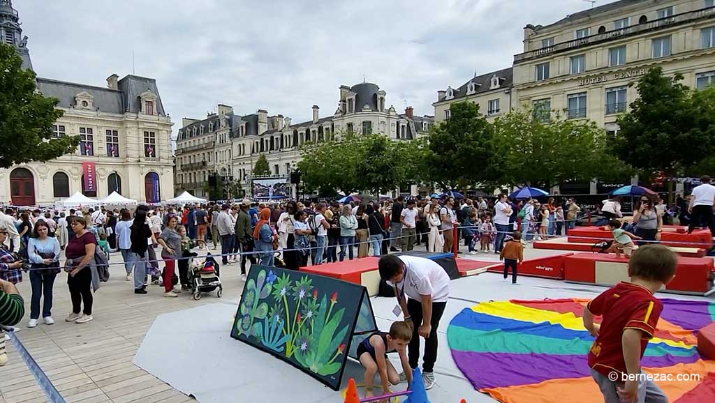 Poitiers, Le village de la Flamme Olympique sur la place Leclerc