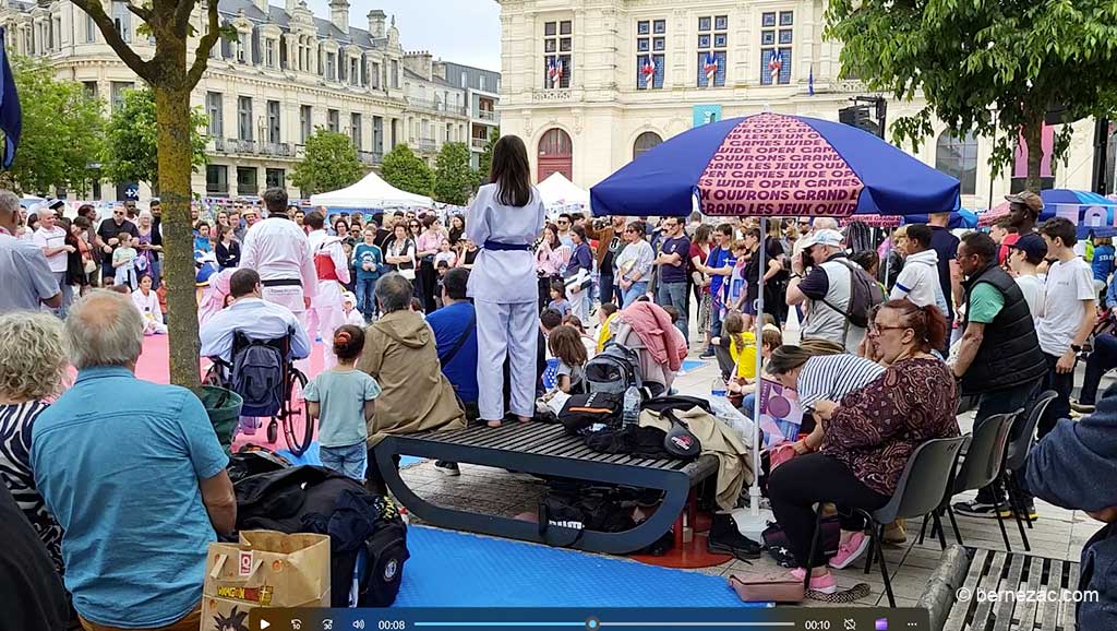 Poitiers, Le village de la Flamme Olympique sur la place Leclerc