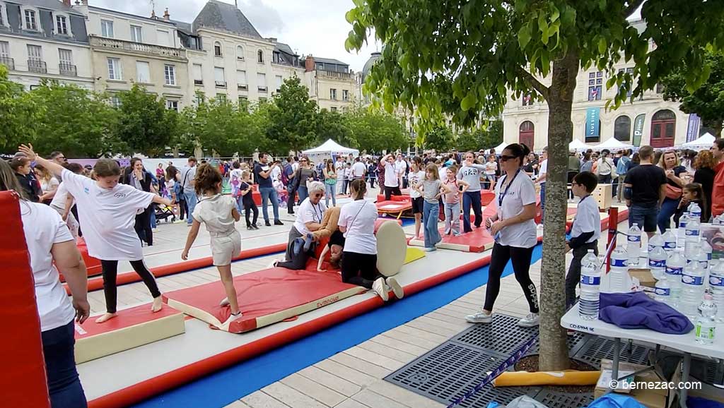 Poitiers, Le village de la Flamme Olympique sur la place Leclerc