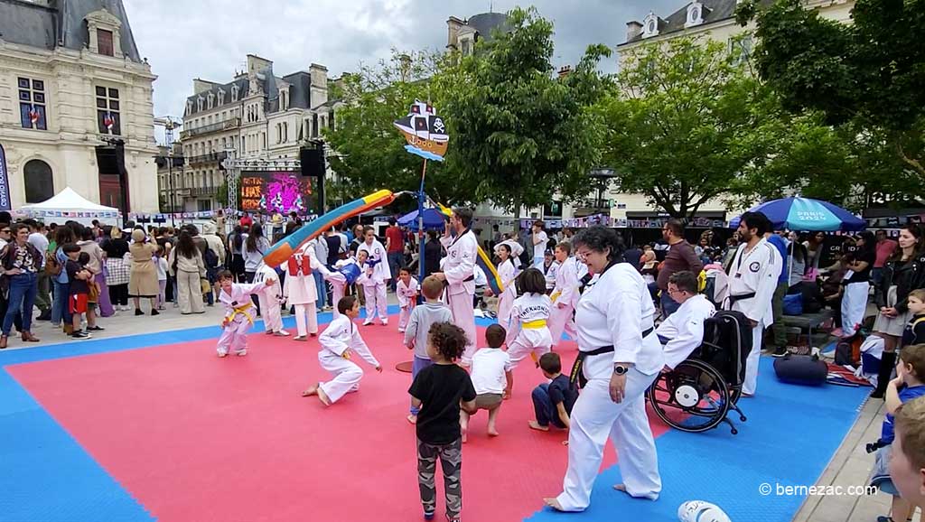 Poitiers,Le village de la Flamme Olympique sur la place Leclerc