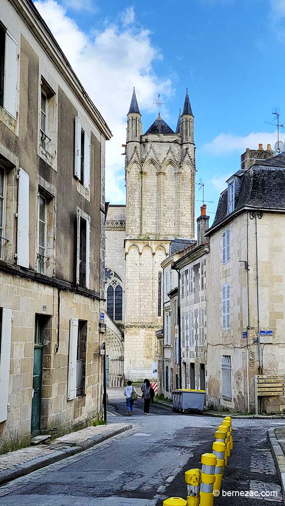 Poitiers rue de la Cathédrale