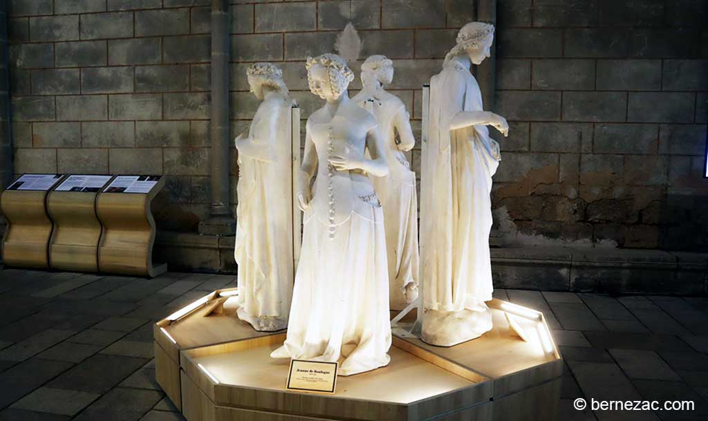 Poitiers le Palais, copies des statues monumentales représentent le roi Charles VI, la reine Isabeau de Bavière, le duc de Berry et sa seconde épouse Jeanne de Boulogne