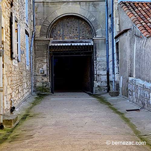 Poitiers le Palais, entrée rue du marché Notre-Dame