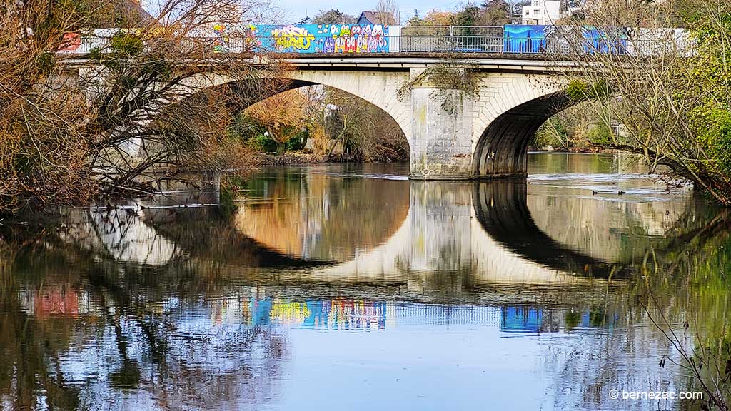 Poitiers, Le Pont-Neuf et le Clain