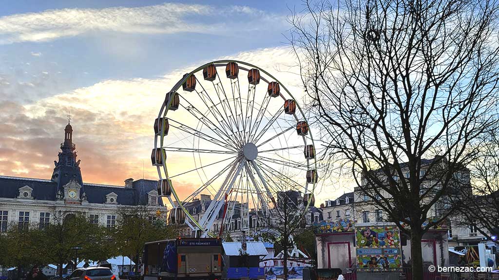 Poitiers, matin calme sur la roue et le marché de Noël