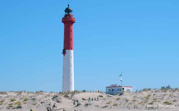 La Tremblade - le phare de La Coubre vu de la plage