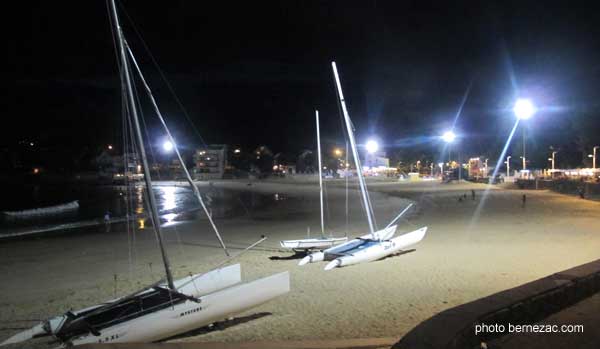 saint-palais-sur-mer, plage éclairée la nuit