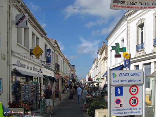 Saujon, centre ville, la rue Carnot, photo carnot_087_01