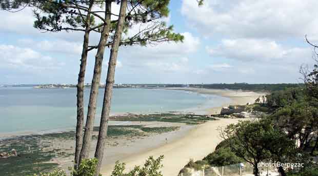 Saint-Georges-de-Didonne, vue sur la plage depuis le Parc de l'Estuaire