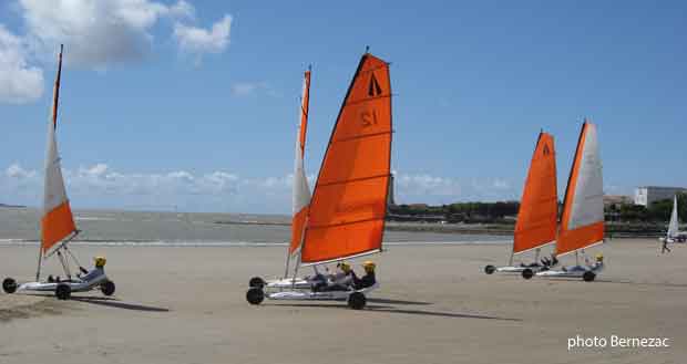 Saint-Georges-de-Didonne, compétition de chars à voile sur la grande plage